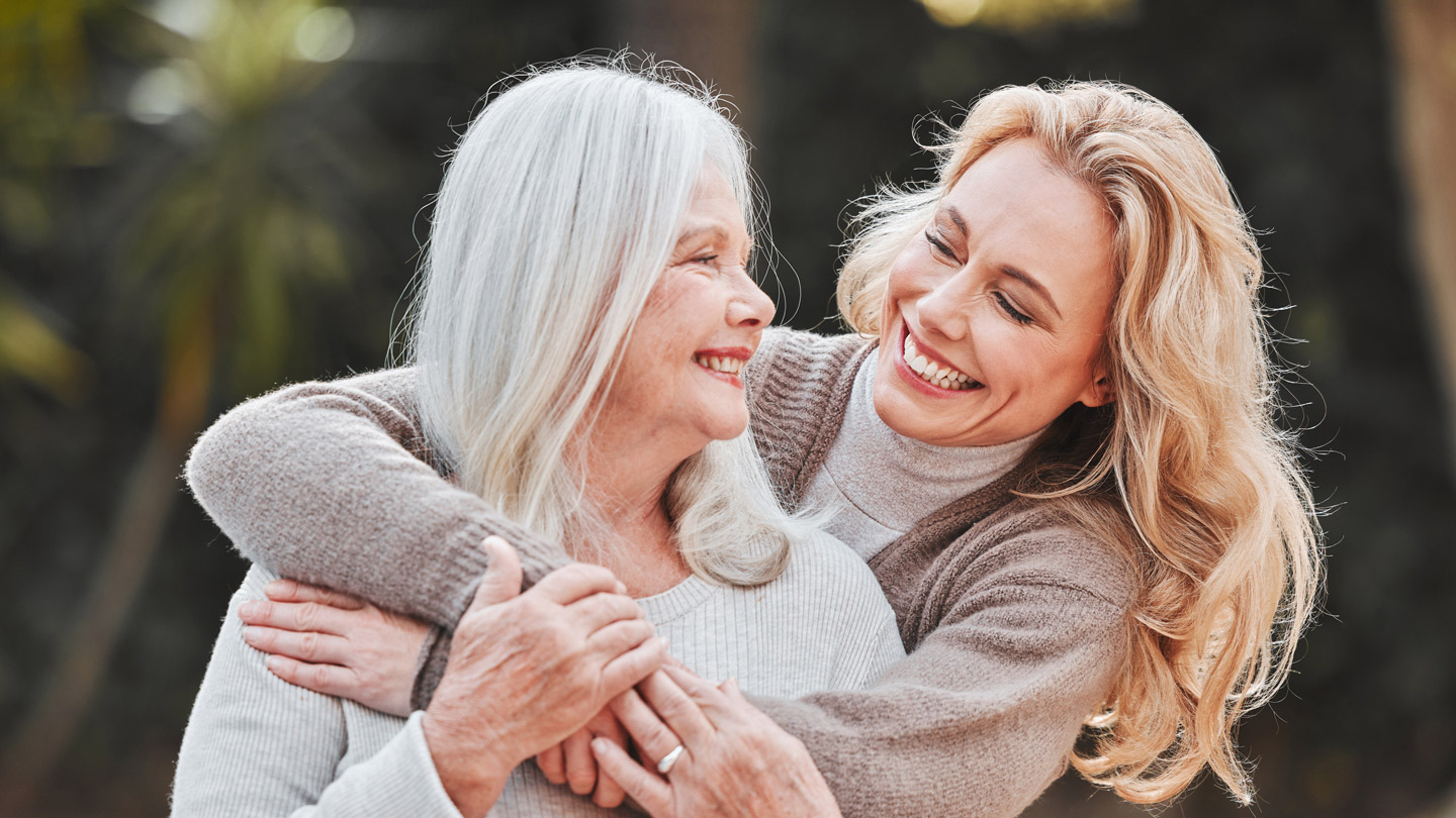 Moeder en dochter die elkaar omhelzen